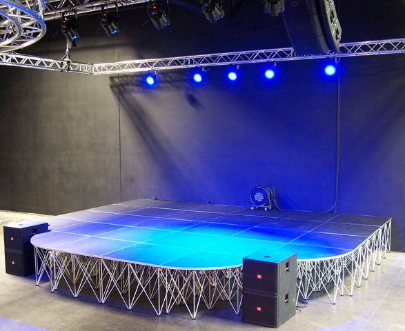Curved stage